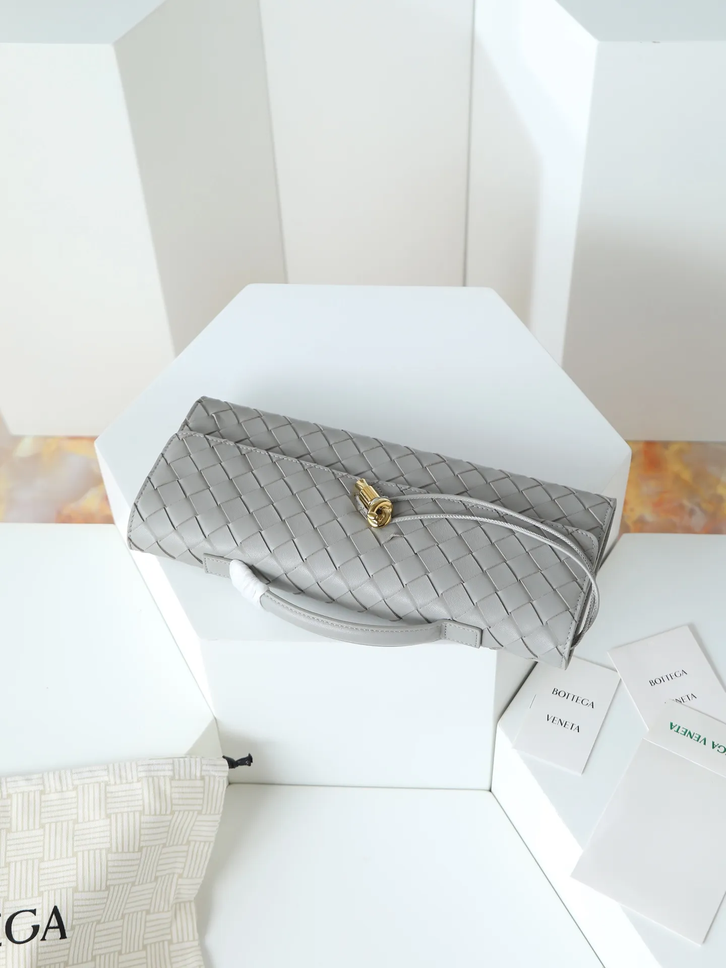 Batch 1540. The BV Andiamo evening handbag has been heavily cultivated again~ The designer aesthetics of the era of economic downturn are back. You fall in love with it at first sight and can't put it down. It's so beautiful. It's full of aura. The shape and texture are very competitive. It's lightweight and has sufficient capacity. It's a must-have for fashionistas. It's suitable for many occasions, minimalist, high-end and light luxury. Style number: 741511 Size: 31*13*3cm